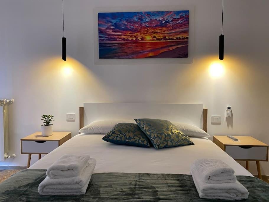 Bed, Bedroom, towels