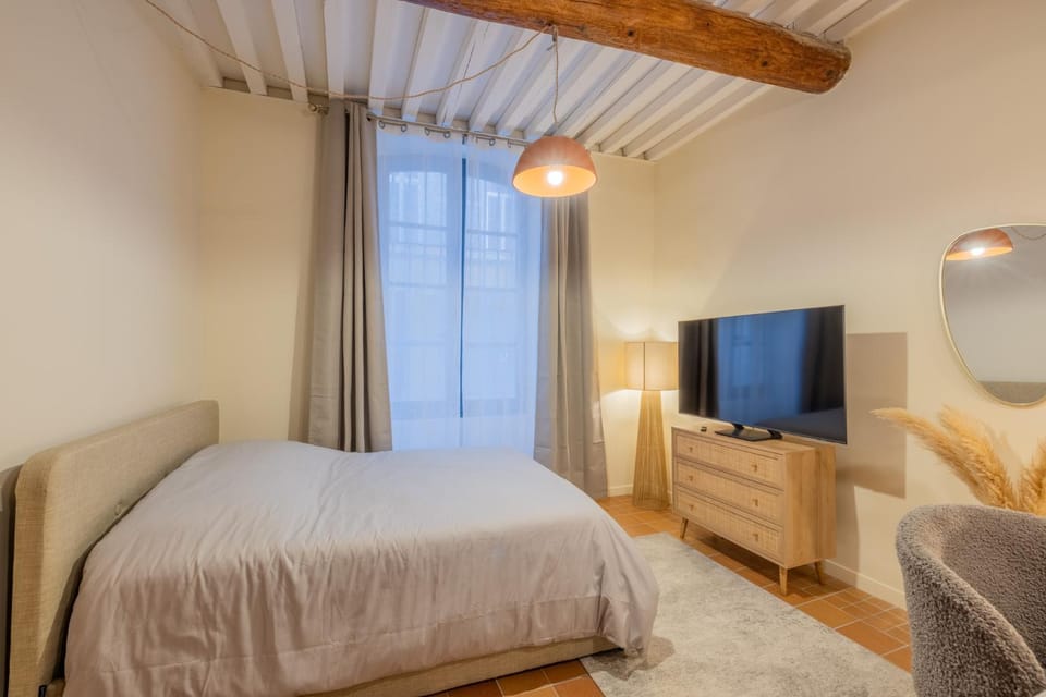 Bed, TV and multimedia, Photo of the whole room