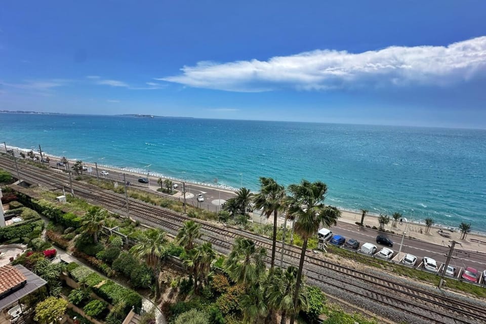 Le Seaview-Quiet-Swimming pool-Car park-Seafront Apartment in Cannes