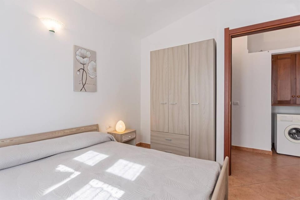 Bed, Photo of the whole room, Bedroom, wardrobe, washing machine