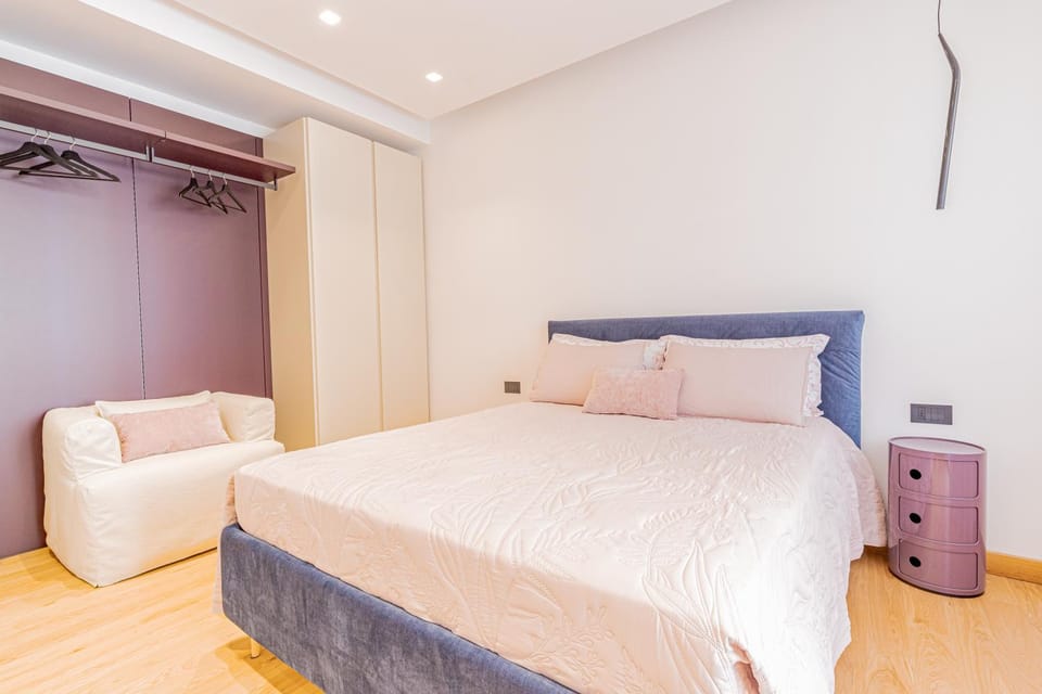Bed, Photo of the whole room, wardrobe
