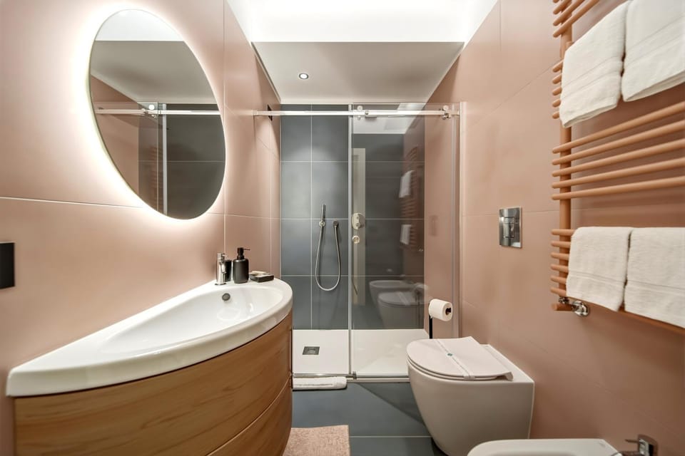 Shower, Toilet, Bathroom, towels