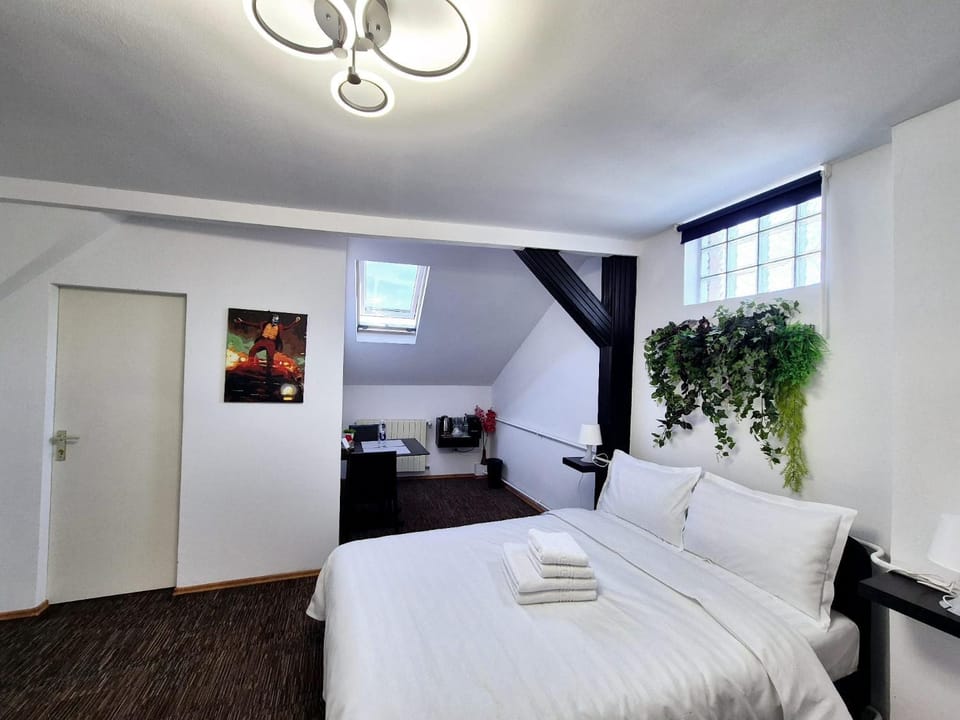 Bed, TV and multimedia, Bedroom