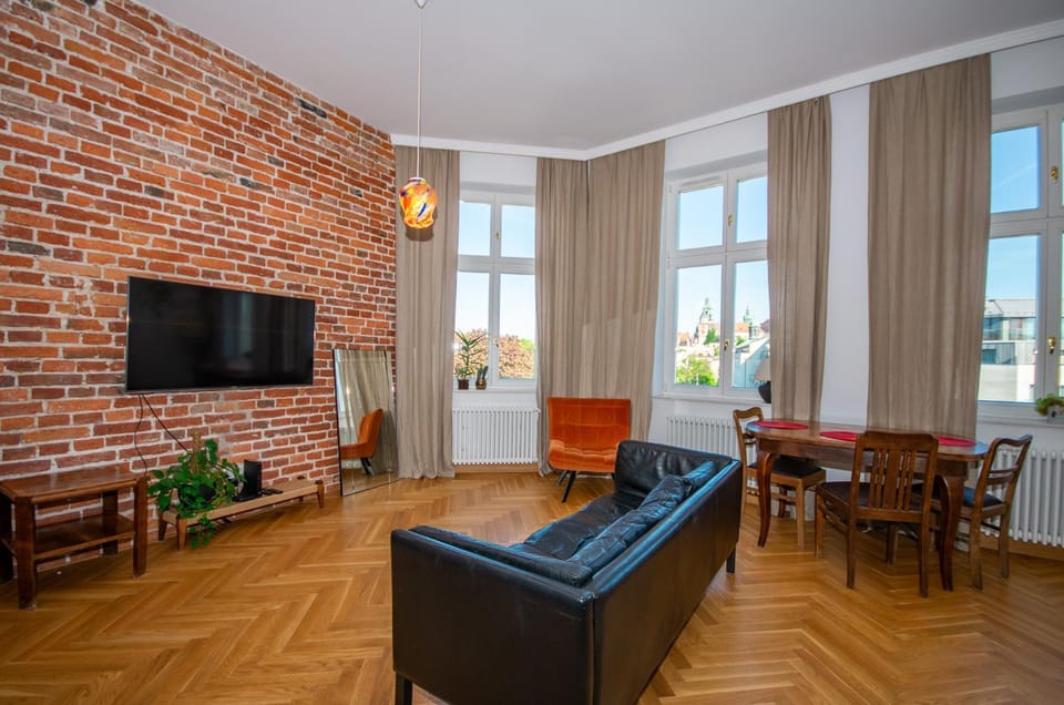 TV and multimedia, Living room, Seating area, Evening entertainment