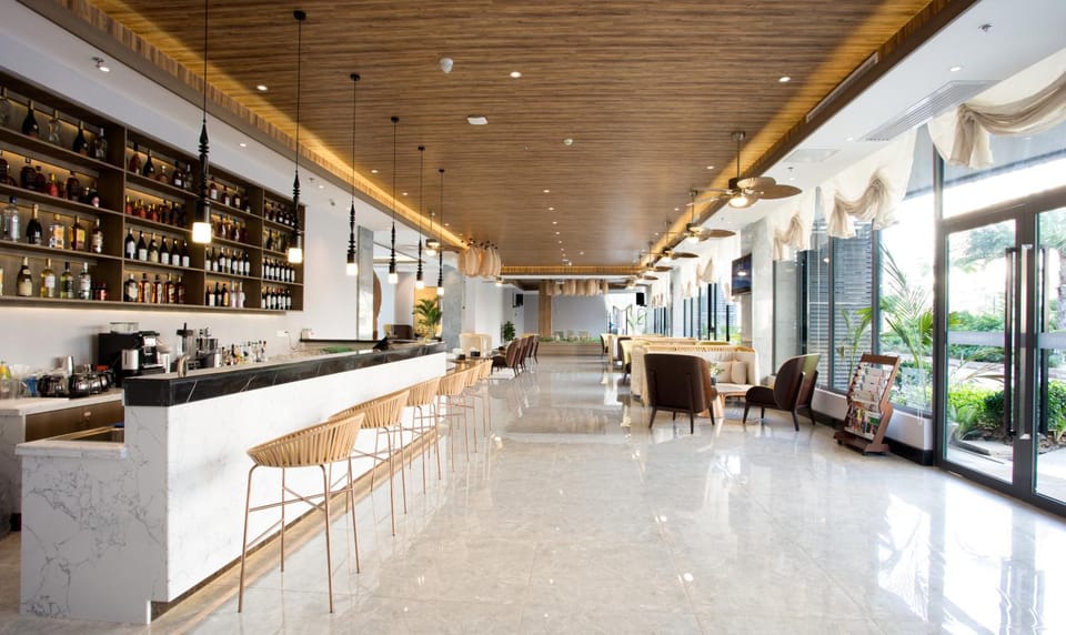 Restaurant/places to eat, Lounge or bar, Lounge or bar, Food and drinks, Drinks