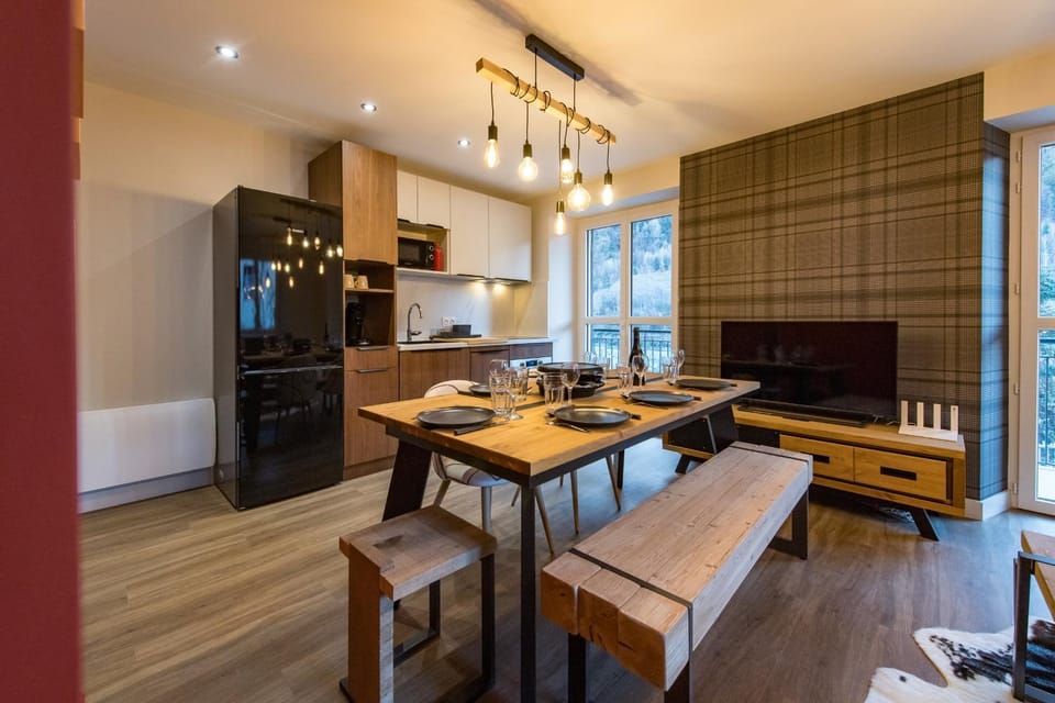 TV and multimedia, Kitchen or kitchenette, Living room, Dining area, oven, stove
