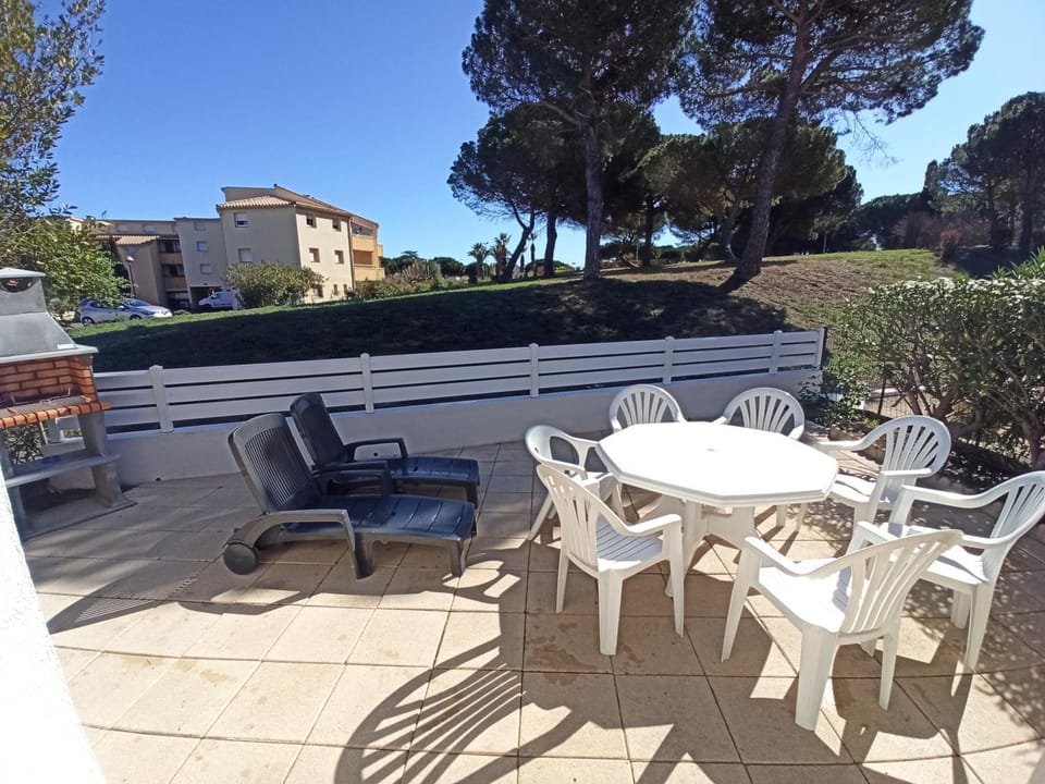 BBQ facilities, Balcony/Terrace, Text overlay, Garden view