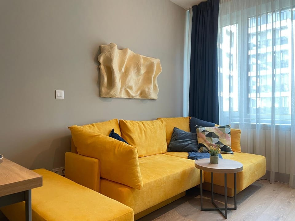 View (from property/room), Living room, Decorative detail, Seating area, internet