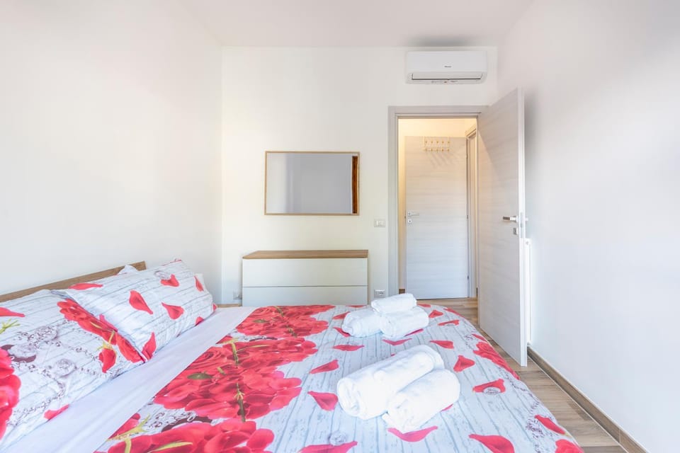 Bed, Photo of the whole room, Bedroom, wardrobe, air conditioner