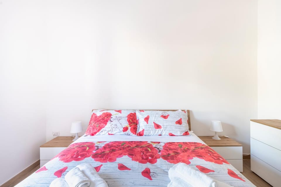 Bed, Bedroom, towels