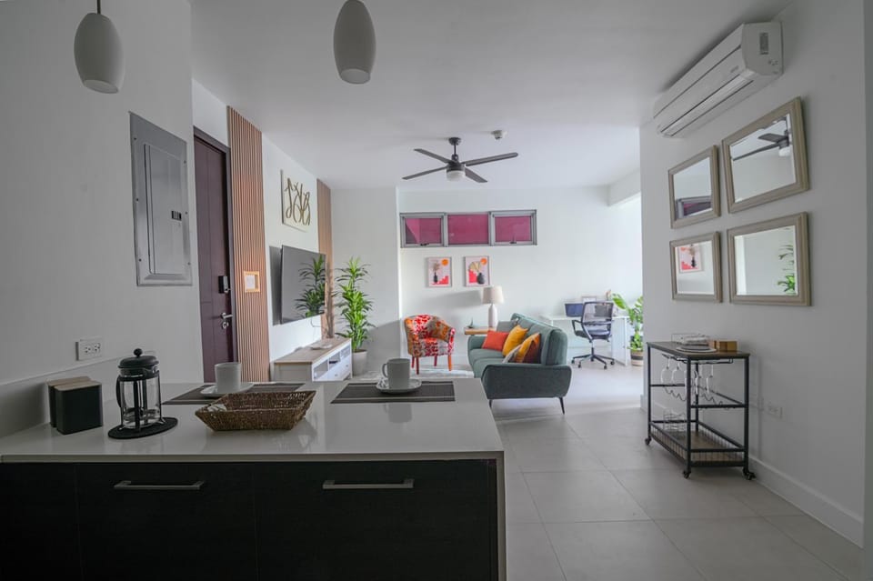 Kitchen or kitchenette, Living room, Seating area, Dining area