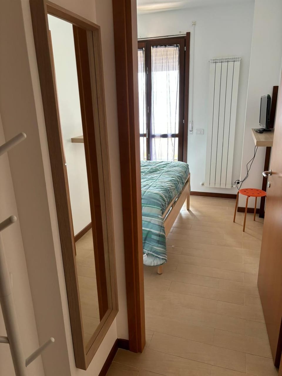 Bed, TV and multimedia, Bedroom