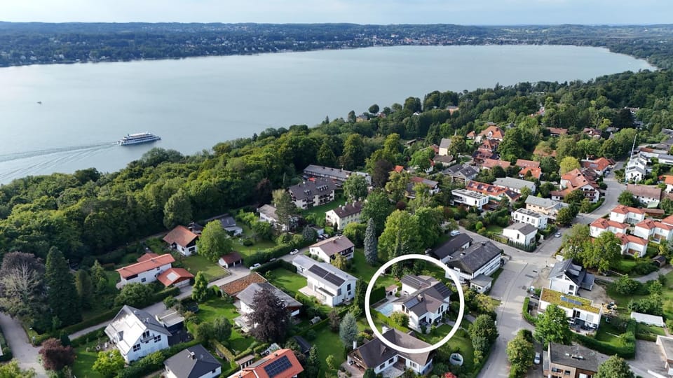 Property building, Nearby landmark, Day, Neighbourhood, Natural landscape, Bird's eye view, Lake view