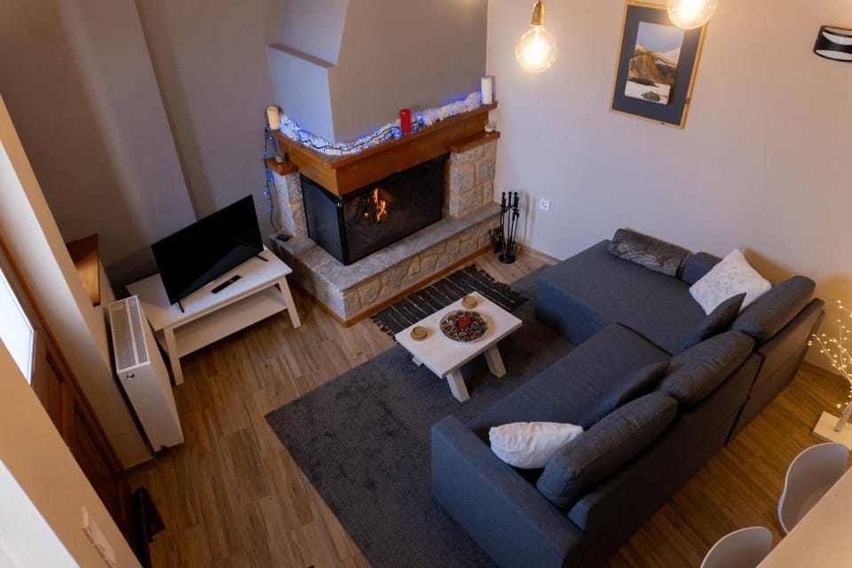 TV and multimedia, Living room, Seating area, fireplace