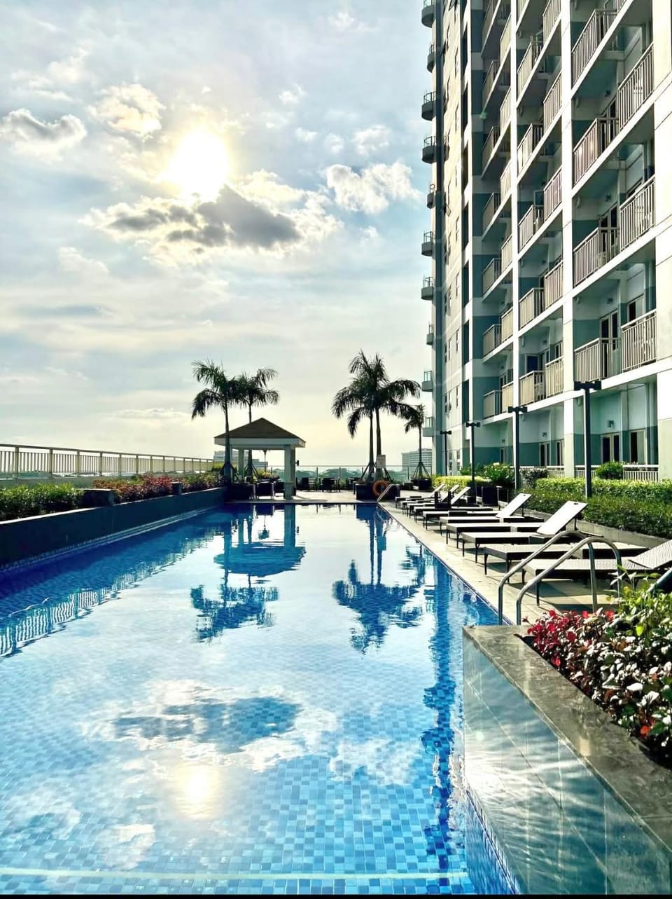 Property building, Day, Pool view, Swimming pool, sunbed