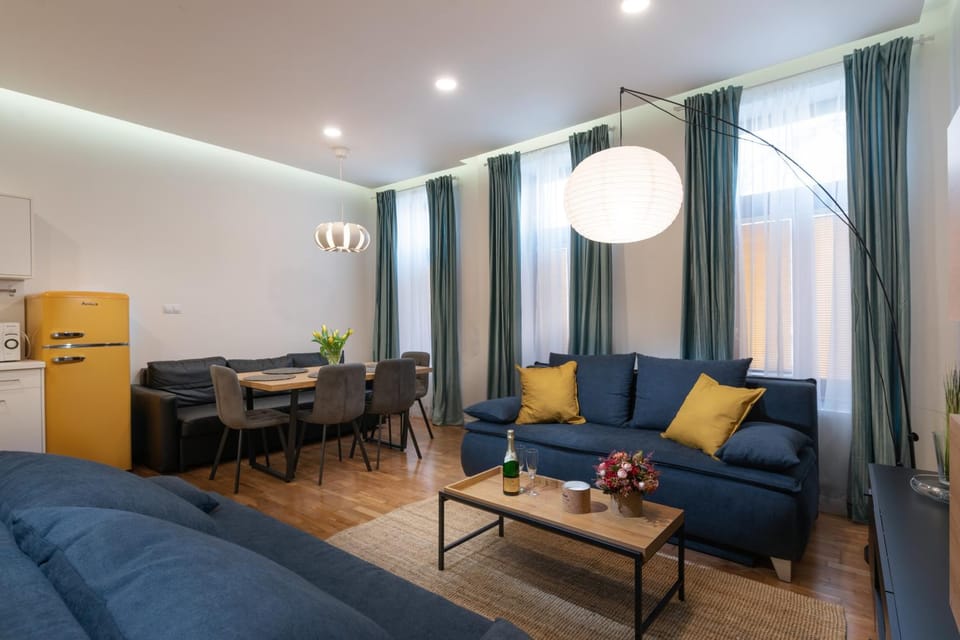 Kitchen or kitchenette, Living room, Seating area, Dining area