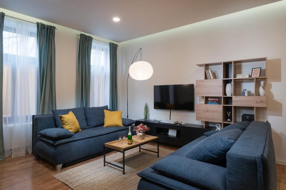 Communal lounge/ TV room, TV and multimedia, Living room, Seating area, Evening entertainment