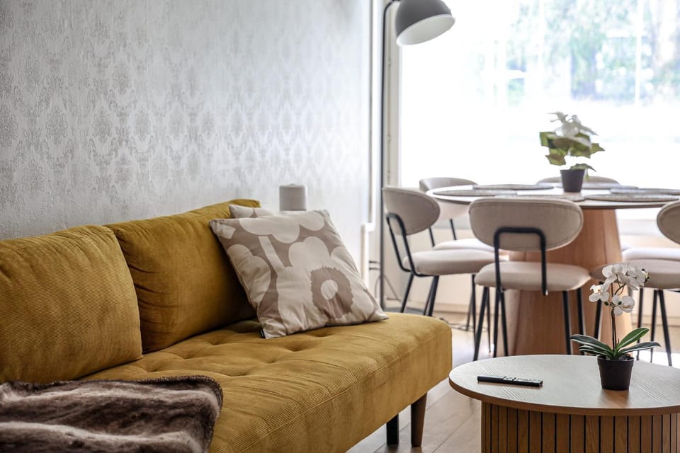 Photo of the whole room, Seating area