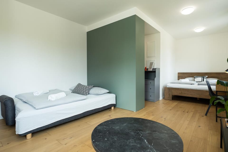 Photo of the whole room, Bedroom, wardrobe