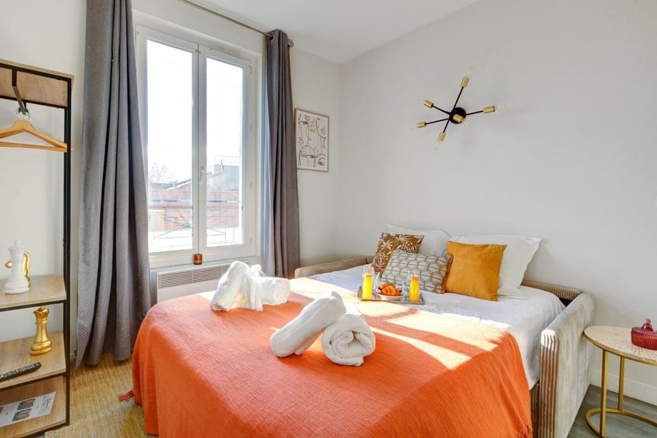 Bed, Bedroom, towels