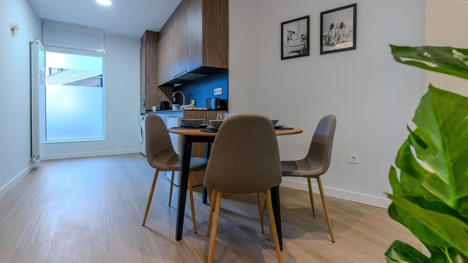Kitchen or kitchenette, Dining area