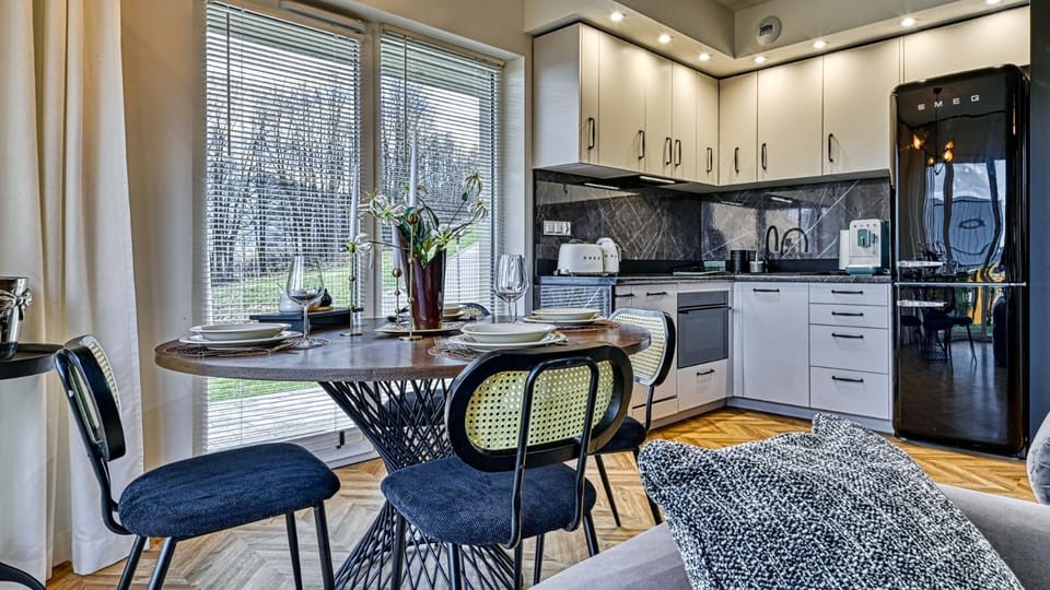 Kitchen or kitchenette, Seating area, Dining area, oven, stove