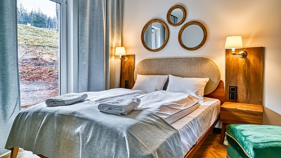 Bed, Bedroom, towels