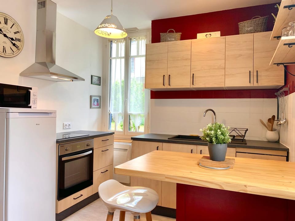 Kitchen or kitchenette, Dining area, dishwasher, oven, stove