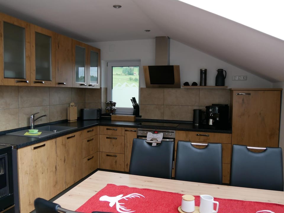 Coffee/tea facilities, Kitchen or kitchenette, dishwasher, oven, stove, toaster