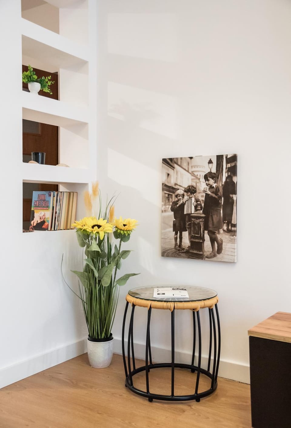 Living room, Decorative detail, Seating area, Dining area
