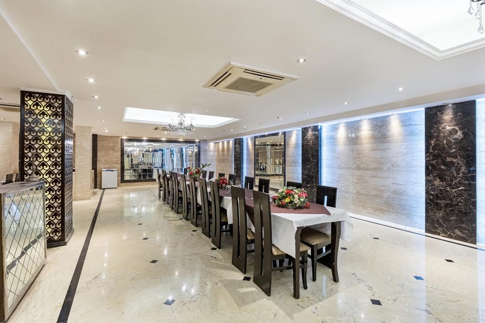 Restaurant/places to eat, Living room, Banquet/Function facilities, Seating area, Breakfast, air conditioner