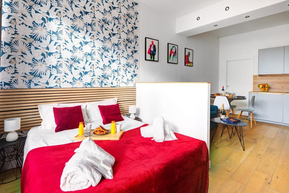Bed, Dining area, Bedroom