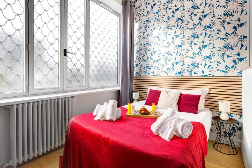 Bed, Bedroom, towels