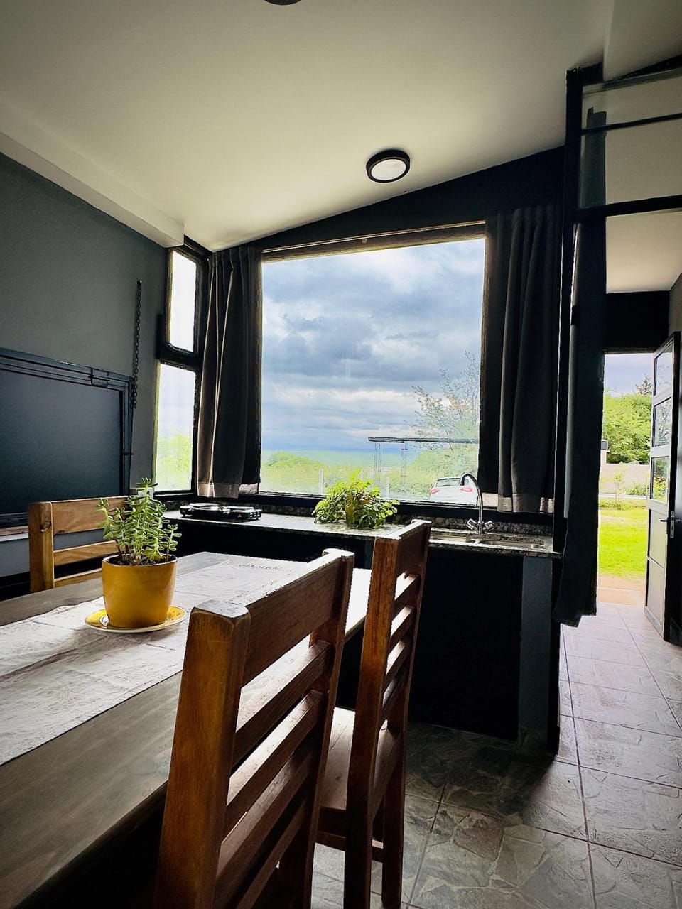 Natural landscape, Kitchen or kitchenette, Dining area, Mountain view