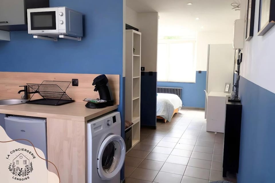 Kitchen or kitchenette, dryer