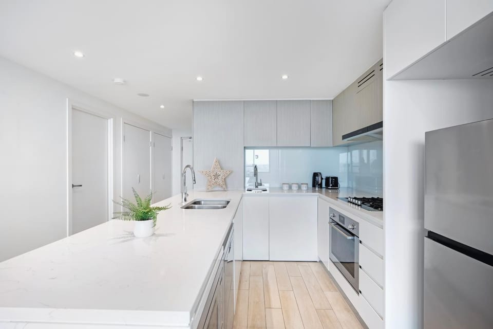 Kitchen or kitchenette, dishwasher, stove