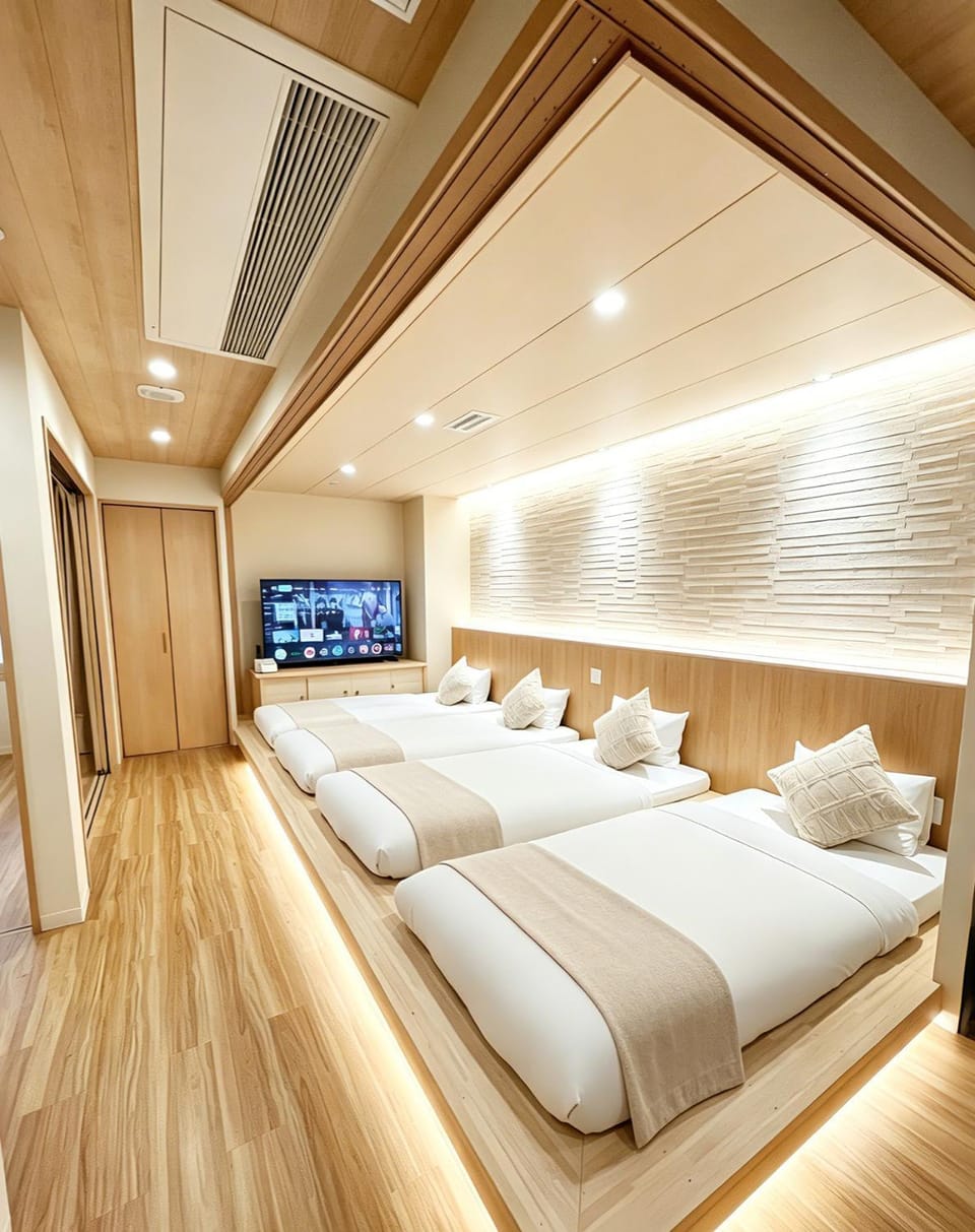 Bed, TV and multimedia, Photo of the whole room, Bedroom