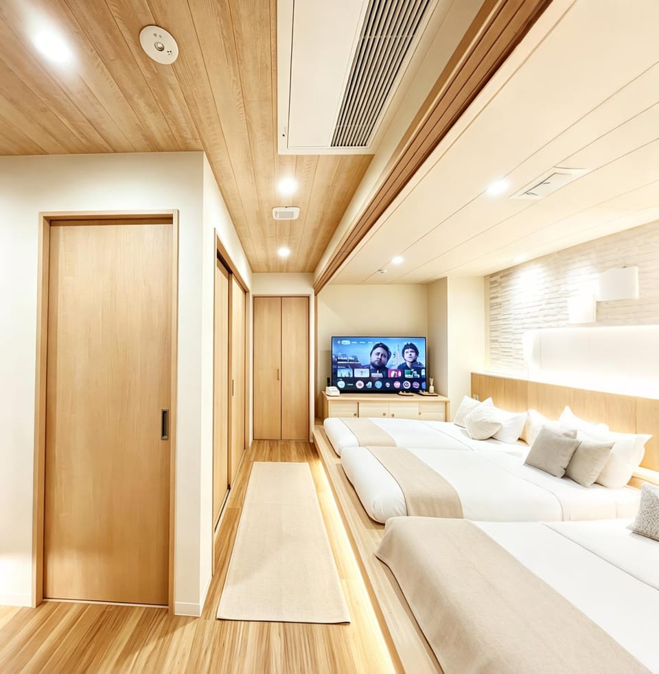 Bed, TV and multimedia, Photo of the whole room, Seating area, Bedroom, wardrobe