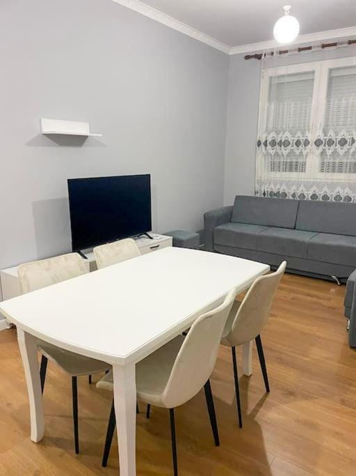 DRITA 2 Cozy Modern Apartment Fier Apartment in Europe