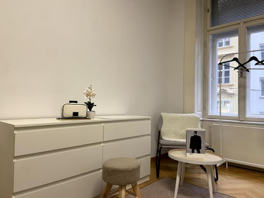 Luxury Serviced 3-Bedroom Flat in Vienna's 1st District Apartment in Vienna