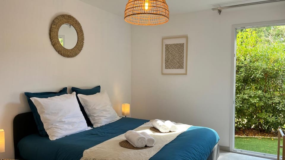 Bed, Garden, Photo of the whole room, Bedroom, Garden view, towels
