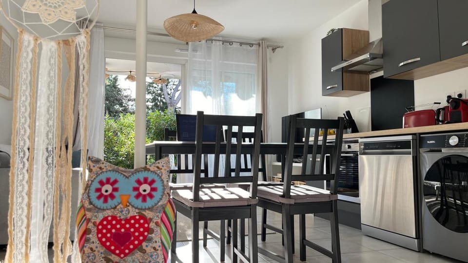 Coffee/tea facilities, Dining area, dishwasher, oven, stove, toaster, kitchen