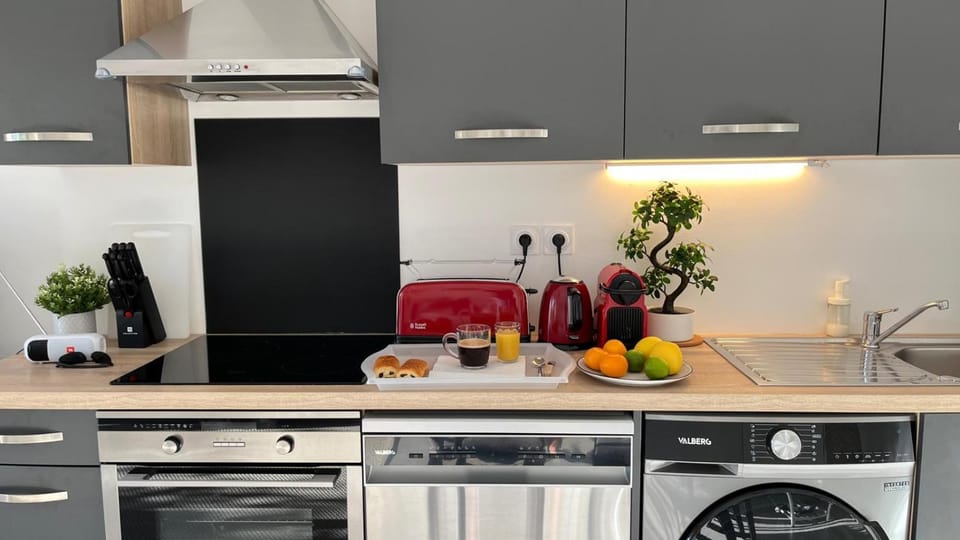 Coffee/tea facilities, Kitchen or kitchenette, dishwasher, oven, stove, toaster, washing machine, kitchen