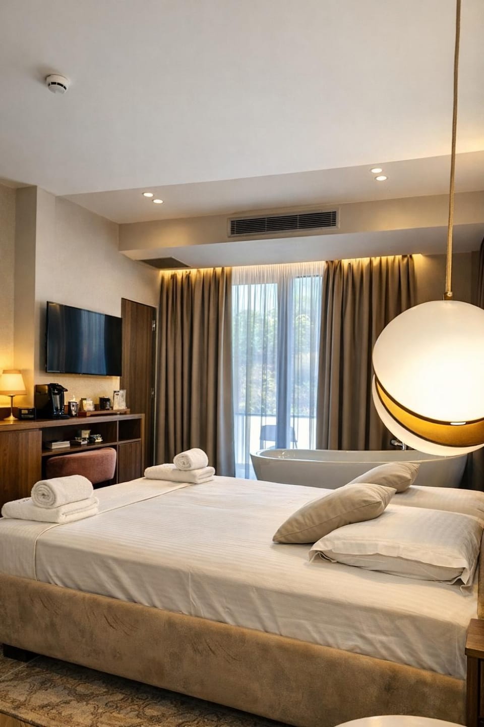 Bed, TV and multimedia, Photo of the whole room