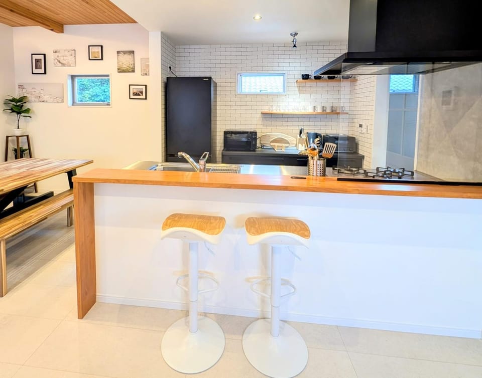 Kitchen or kitchenette, Seating area, Dining area, stove
