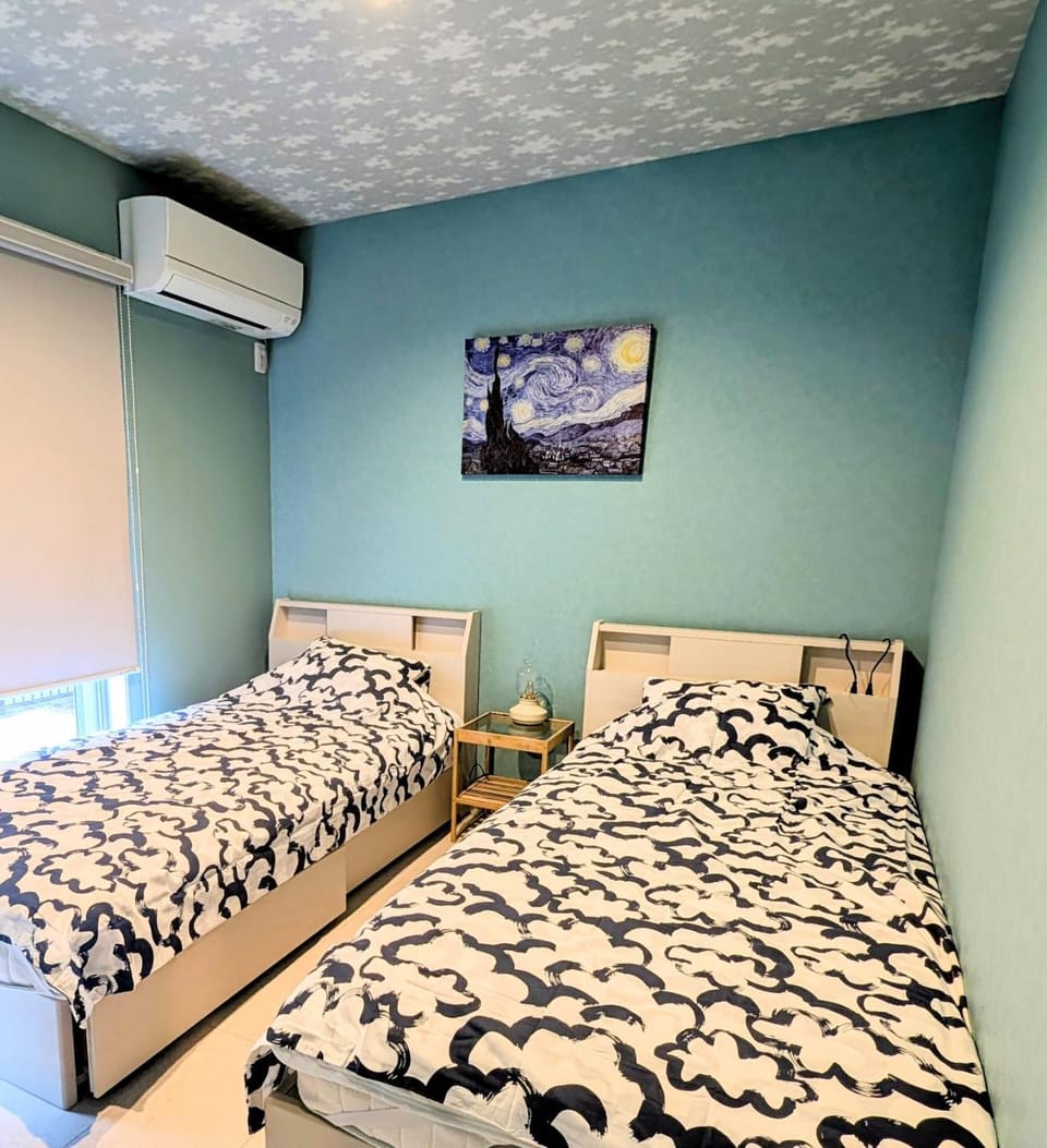 Bed, Photo of the whole room, Decorative detail, Bedroom, air conditioner