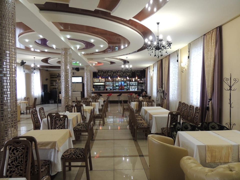Restaurant/places to eat, Lounge or bar