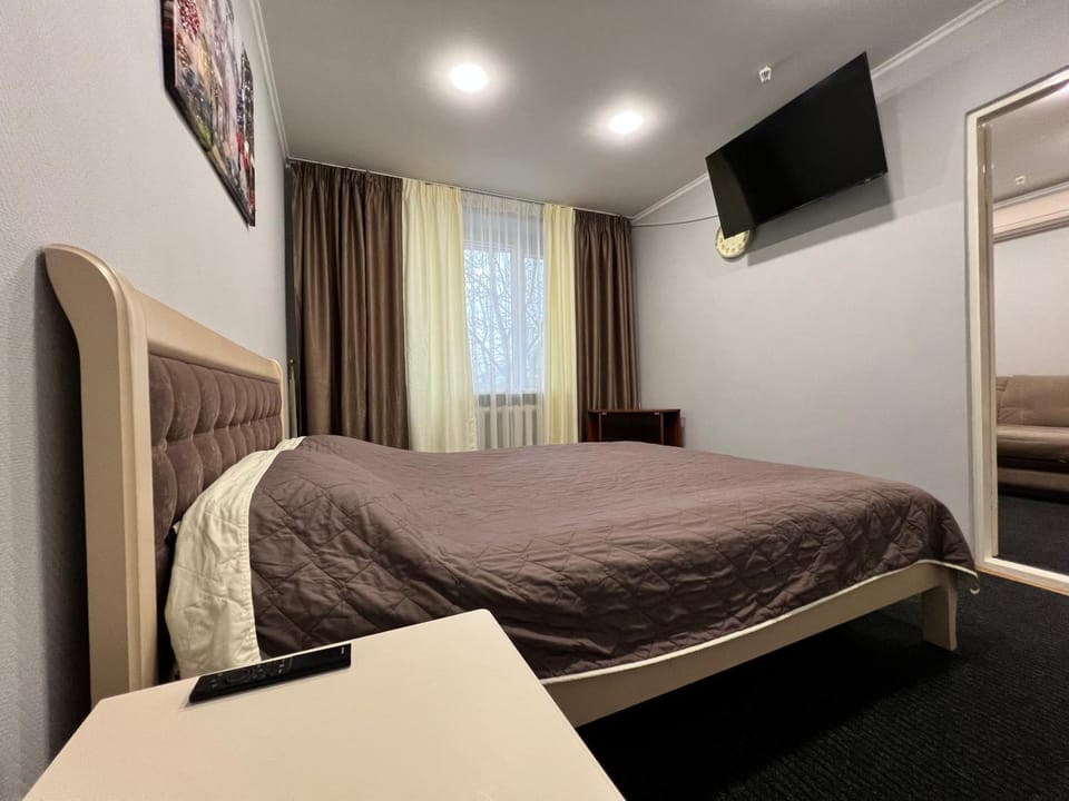 Bed, TV and multimedia, Bedroom