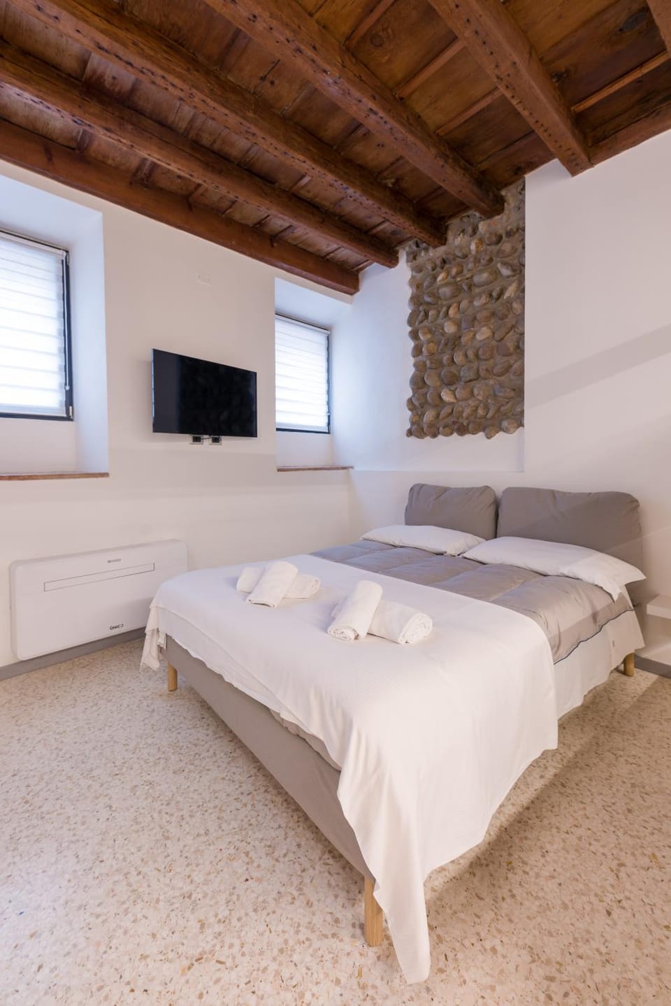 Bed, TV and multimedia, Photo of the whole room, Evening entertainment, Bedroom, towels