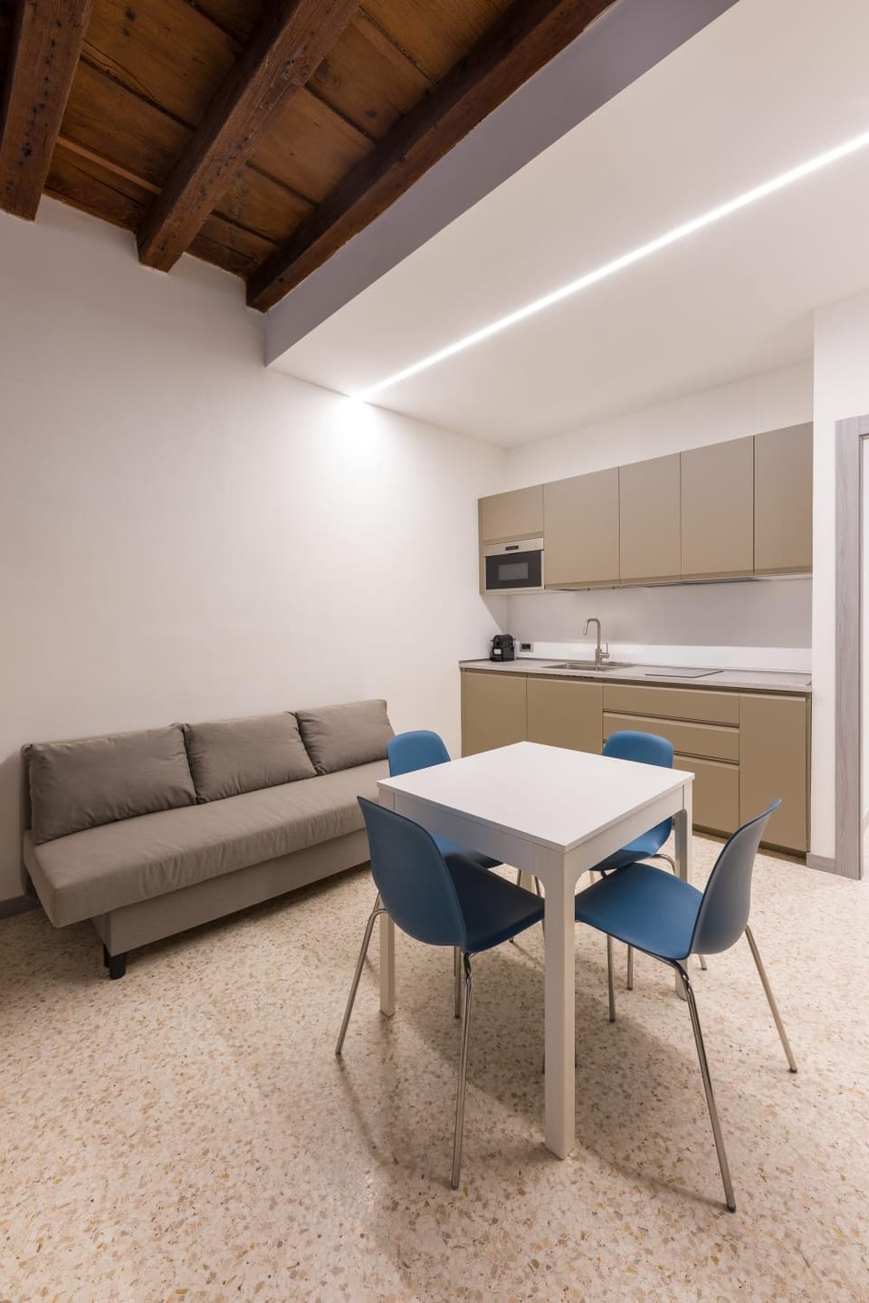 Kitchen or kitchenette, Living room, Seating area, Dining area